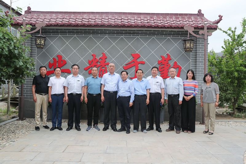 孝善引领，，，，，，，，德性全国｜河南尊龙抖圈官网荣获“河南省*批孝德示范企业”