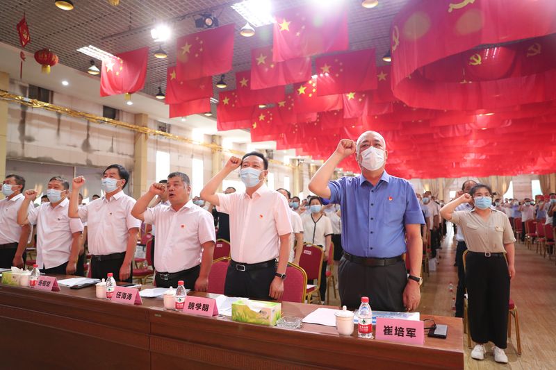 喜迎二十大，，，，，，，始终跟党走｜魏庄街路党工委和河南尊龙抖圈官网党委隆沉庆祝中国**党建党101周年