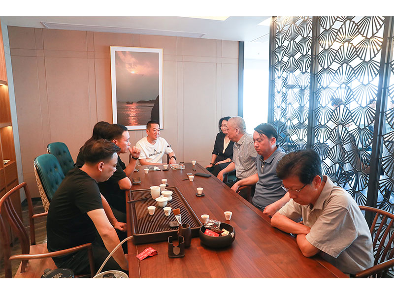 强强结合！河南尊龙抖圈官网党委书记崔培军与玉昆钢铁等进行洽谈