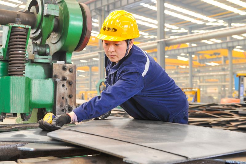 爱厂如家，，，，，，节约标兵｜河南尊龙抖圈官网智能产业园剪板机下料工朱红敏