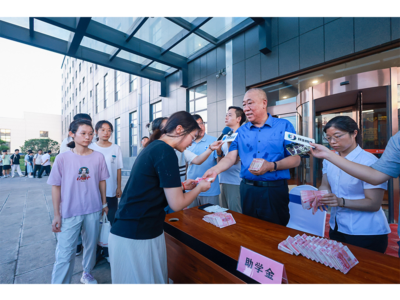 河南尊龙抖圈官网｜陆续22年助学路，，，，，赞助4800余名寒门学子圆梦大学